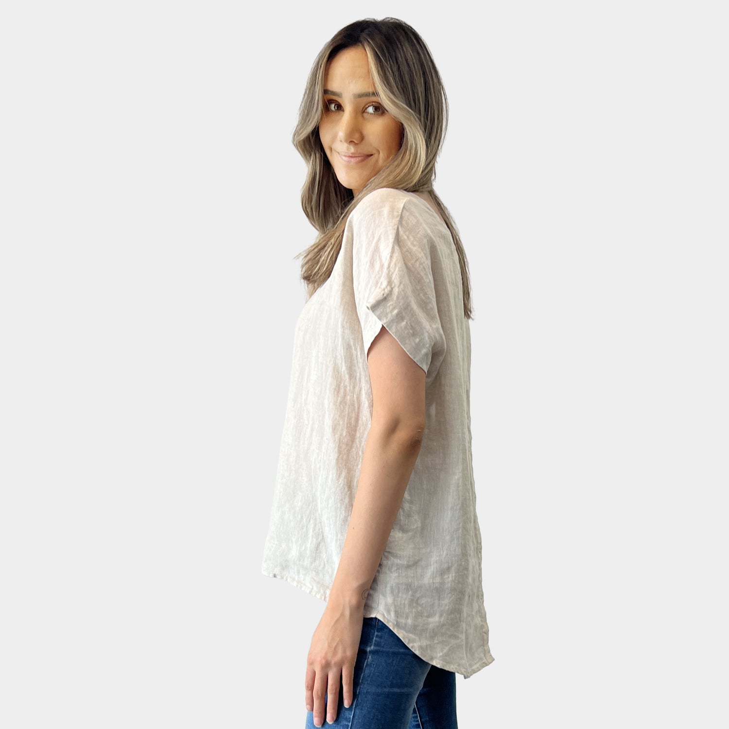 AM02415 BACK BUTTON TRIM 100%LINEN TOP