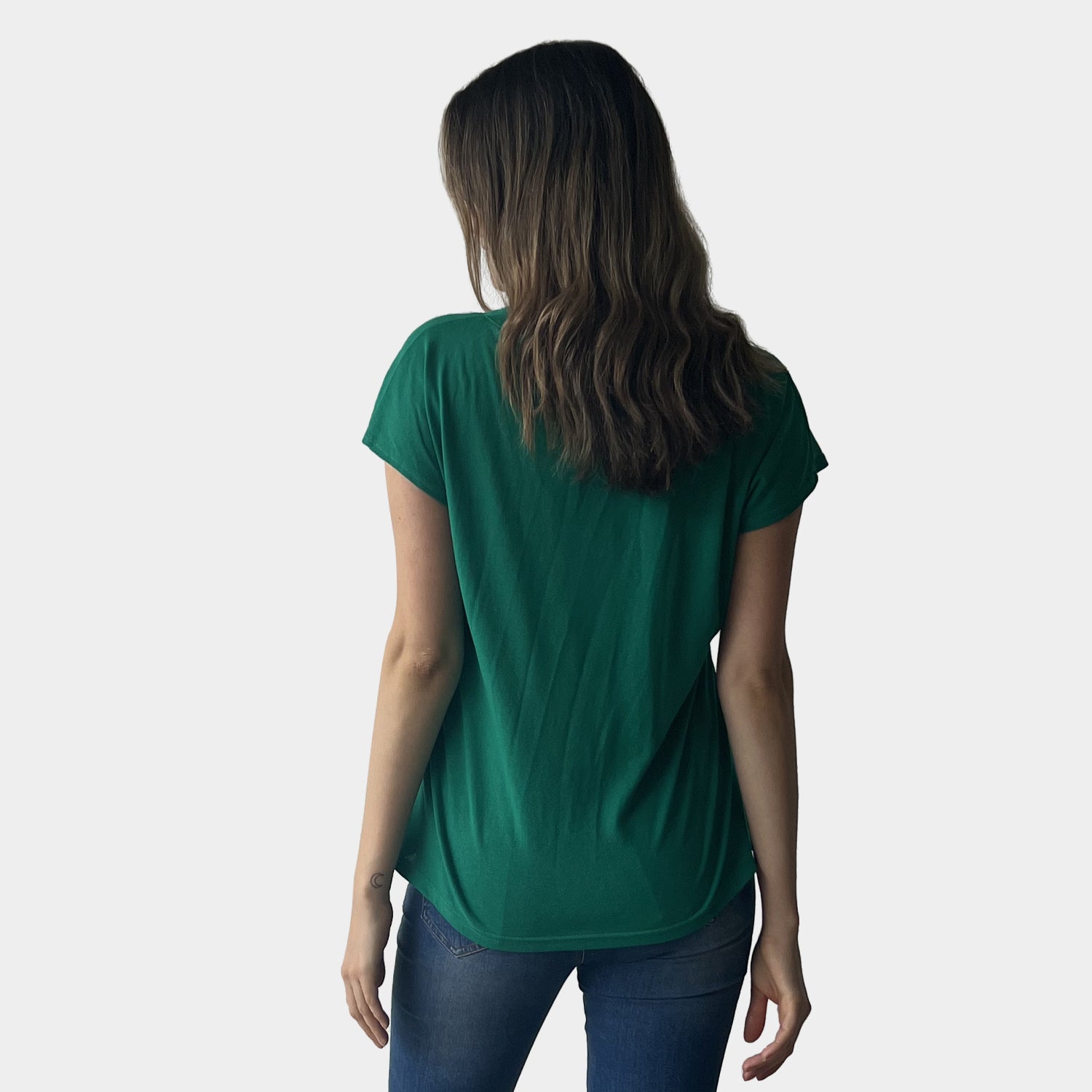 AM023019 V NECK TEE