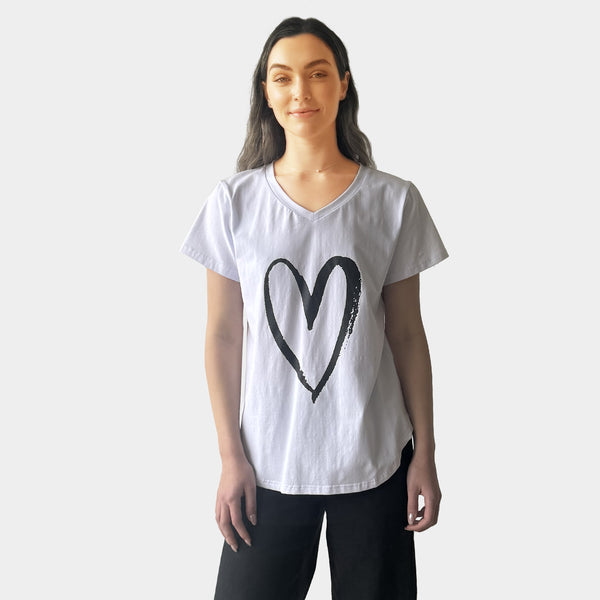 AM022202 LOVE HEART PRINT V NECK TEE